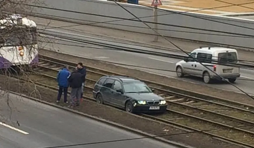 Şofer din Timişoara, rămas blocat cu maşina pe linia de tramvai