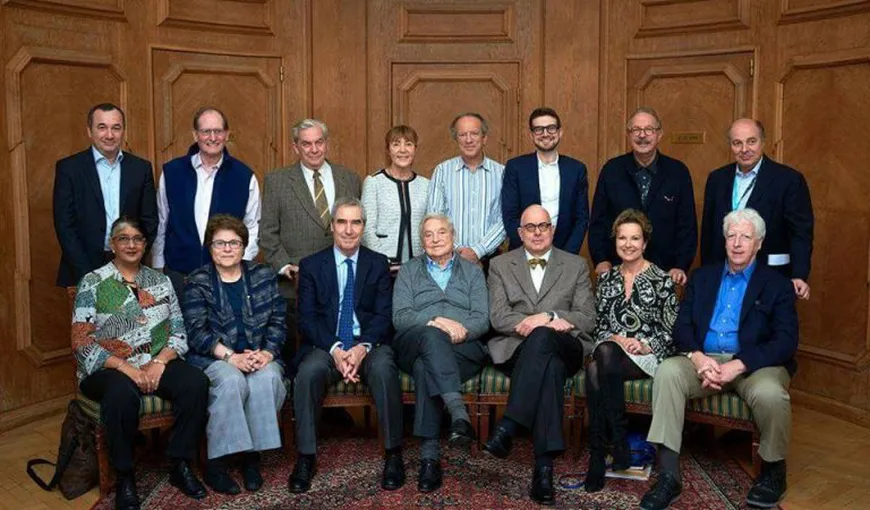 Monica Macovei, fotografie de grup cu miliardarul George Soros