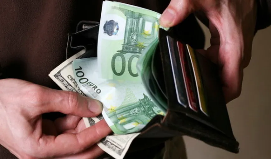 Un bărbat a găsit un portofel cu 2.200 de euro şi l-a predat Poliţiei