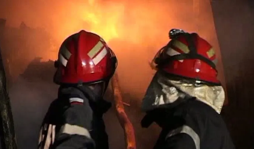 Incendiu puternic într-un bloc din Bucureşti. O persoană a murit