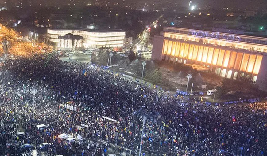 Proteste în mai multe oraşe din ţară şi străinătate, duminică seară. Peste 1500 de persoane s-au strâns în Piaţa Victoriei