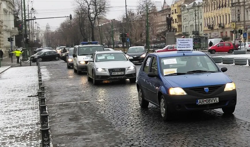 Protest cu maşini în centrul oraşului Arad. Şoferii au scandat împotriva corupţiei şi Guvernului