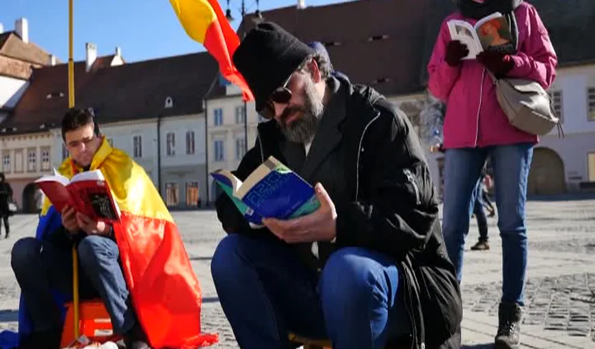Povestea protestatarului din Sibiu care a îndemnat oamenii să-şi arate nemulţumirile prin lectură