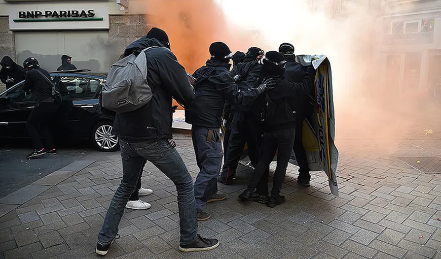 Marine Le Pen, apărată de protestatari cu gaze lacrimogene