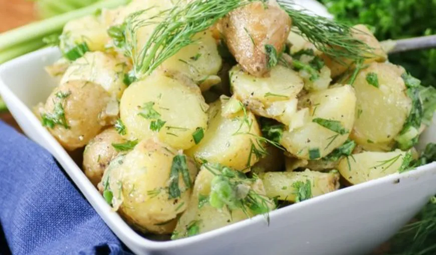 Reţeta zilei: Salată de cartofi cu ierburi aromate