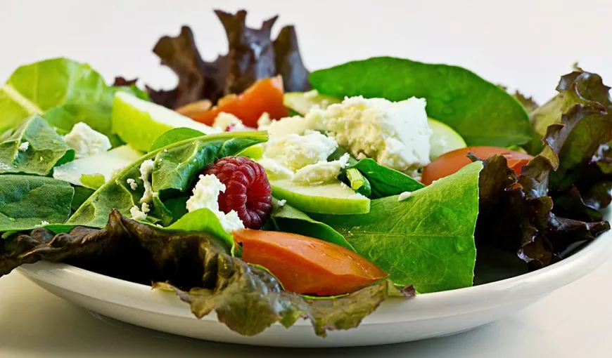 Ce alimente nu e bine să combini într-o salată