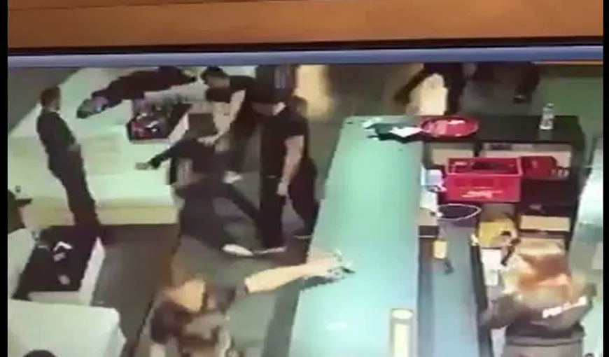 Imagini şocante surprinse de o cameră video, un tânăr a fost înjunghiat VIDEO