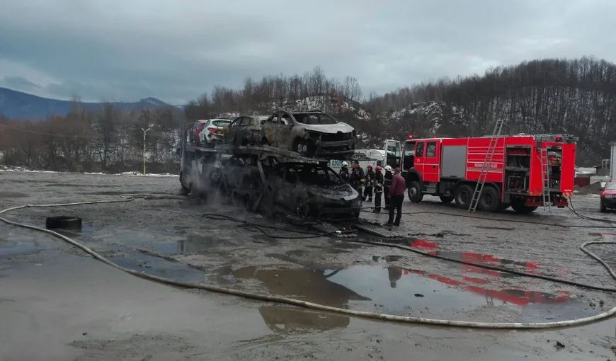 Un TIR încărcat cu opt maşini a luat foc în Caraş-Severin. Patru autoturisme au explodat VIDEO UPDATE