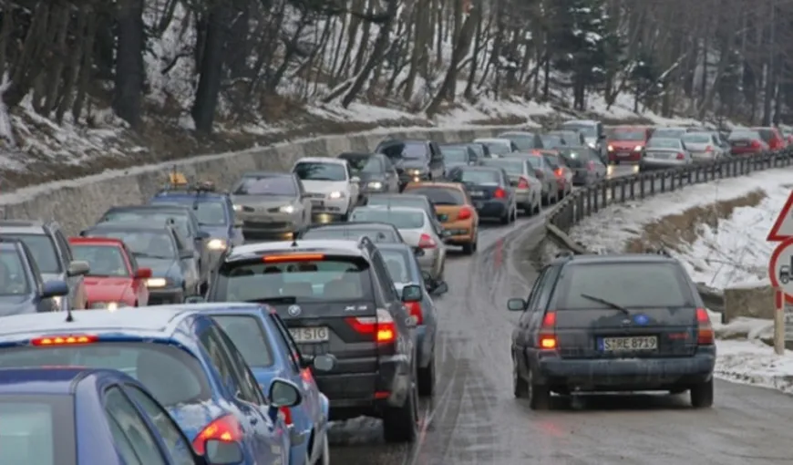 Aglomeraţie în drum spre munte. Mii de români au început deja minivacanţa de 1 decembrie