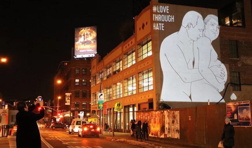 Desen scandalos proiectat pe un perete în New York! Preşedinţii Vladimir Putin şi Donald Trump sunt reprezentaţi ca fiind un cuplu