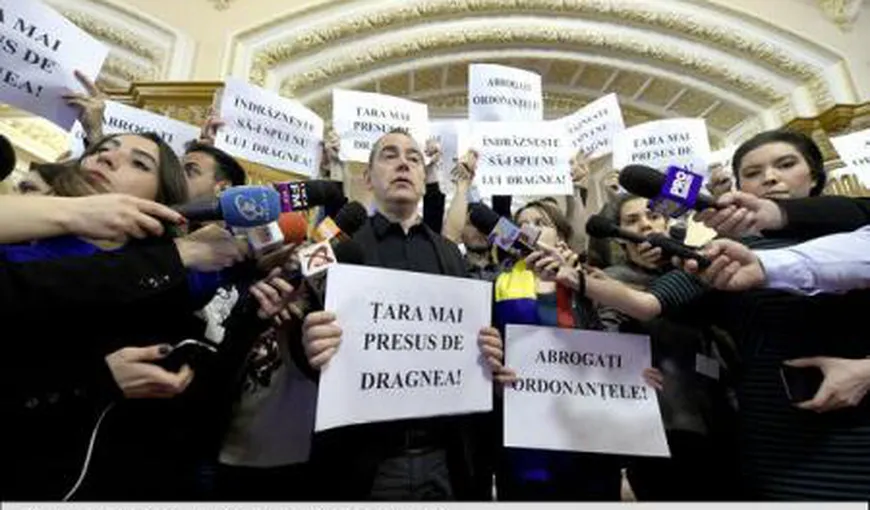 Parlamentarii USR au protestat din nou cu pancarte la finalul şedinţei CExN al PSD