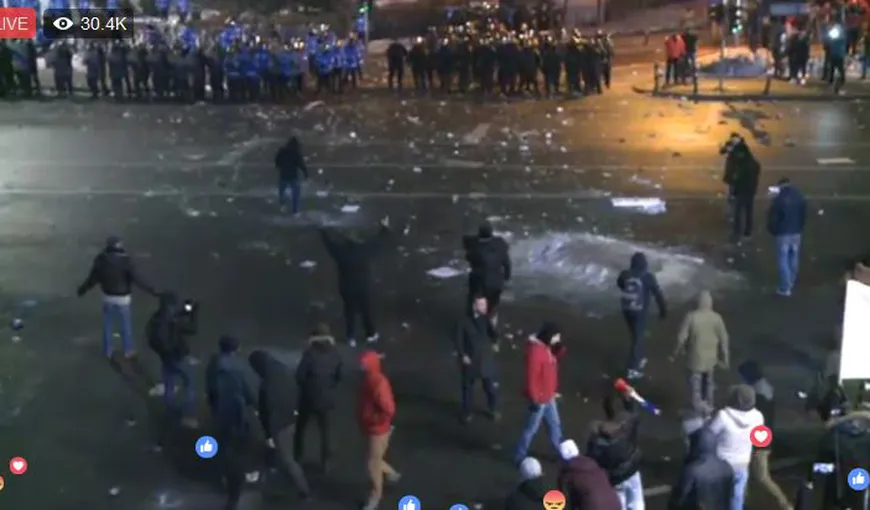 În Piaţa Victoriei manifestanţii au aruncat cu obiecte pirotehnice. Doi jandarmi au fost răniţi VIDEO