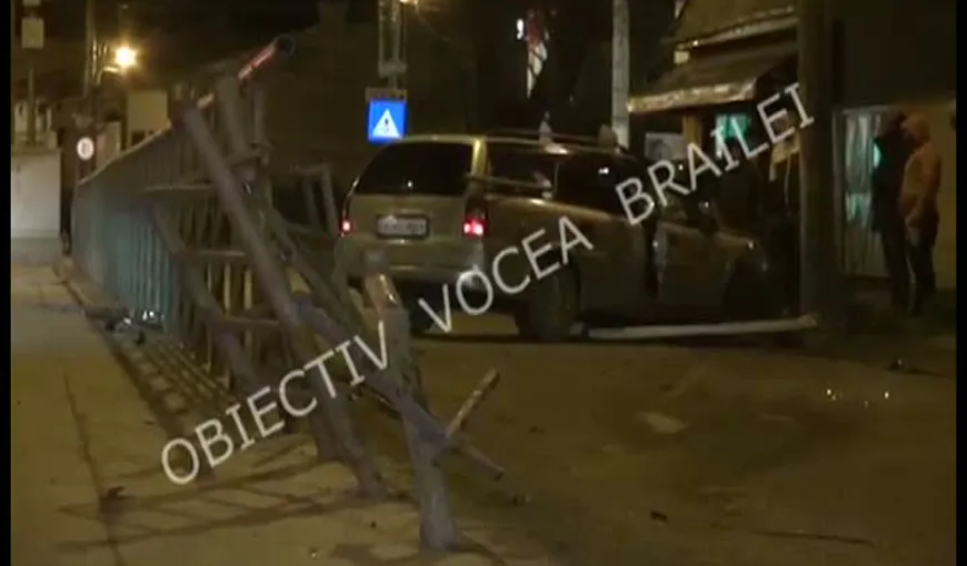 Accident spectaculos în Brăila. Un bărbat a intrat cu maşina în staţia de tramvai VIDEO