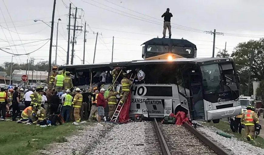 SUA: Un tren de marfă a lovit un autobuz cu pasageri. Cel puţin patru persoane au murit