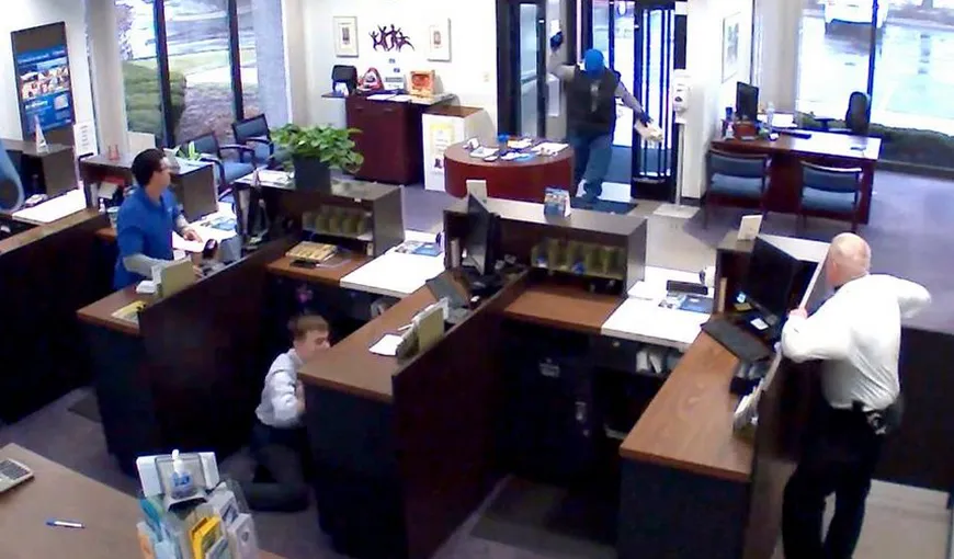 Jaf la bancă, imagini cutremurătoare. Atacatorul a fost omorât în schimbul de focuri VIDEO