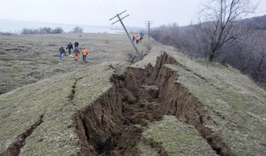 IGSU: 13 persoane din comuna Alunu, judeţul Vâlcea, evacuate din cauza alunecărilor de teren