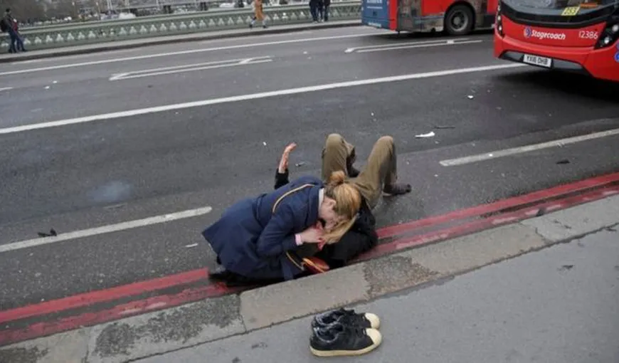 Primele imagini filmate imediat după atentatul de la Londra. Proporţiile tragediei, văzute chiar de pe pod VIDEO