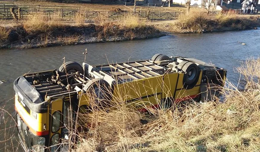 Un autobuz cu pasageri, răsturnat într-un râu. Ce făcea şoferul în momentul în care a pierdut controlul volanului