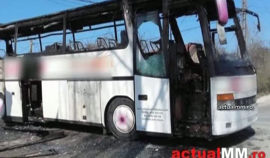 Panică în judeţul Maramureş. Un autocar plin cu elevi a luat foc în mers