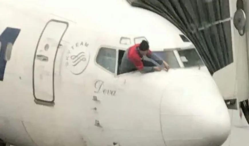SCENE INCREDIBILE pe aeroport. Avion reparat cu şurubelniţa, pasageri blocaţi 4 ore pe aeroport