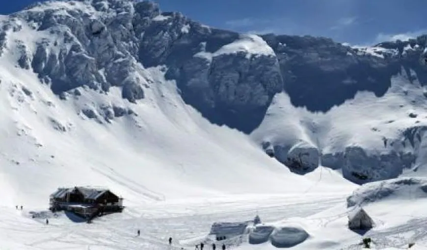 Zăpadă de aproape doi metri la Bâlea Lac. Meteorologii anunţă risc însemnat de avalanşă