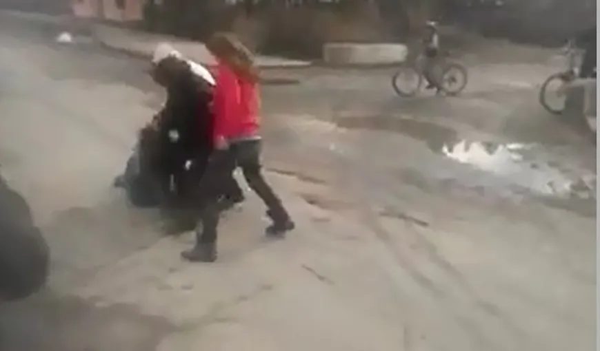 Bătaie în plină stradă. Trei femei s-au încăierat din cauza unui bărbat VIDEO