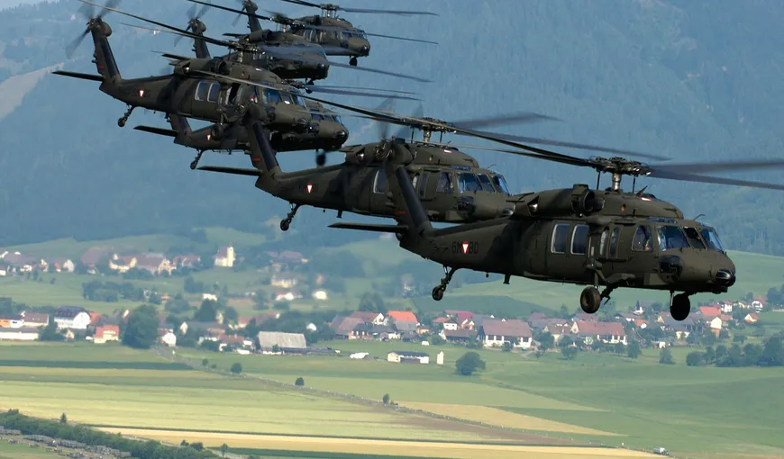 Militarii români s-au antrenat cu elicopterele Black Hawk la baza Mihail Kogălniceanu