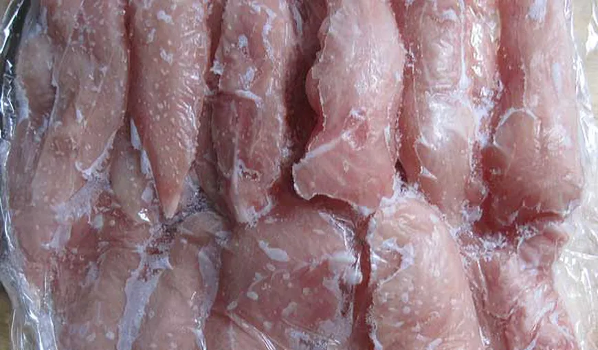 Cum se dezgheaţă CORECT carnea de pui ca să nu capete bacterii periculoase