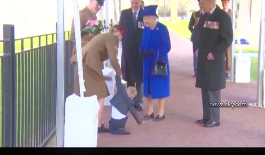 Un băieţel i-a „oferit” reginei Elisabeta a II-a a Marii Britanii o criză de nervi VIDEO