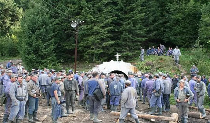 Minerii de la Crucea protestează în faţa sediului exploatării. În 2017 n-au fost plătiţi cu niciun leu