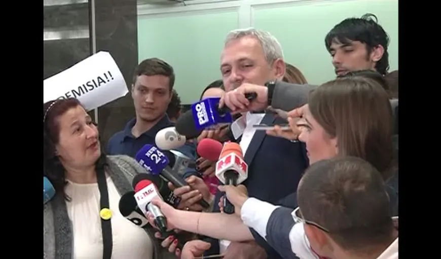 Incident la Înalta Curte. O femeie i-a cerut lui Liviu Dragnea să-şi dea demisia. Dragnea: Sunteţi colegă cu Victor Ponta