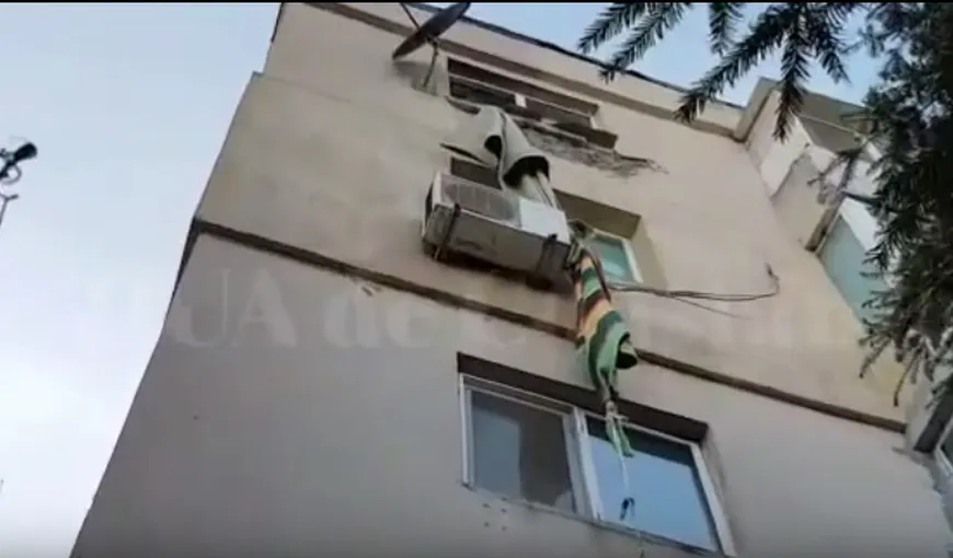 Un copil a fugit de acasă coborând de la etajul 4 pe o scară improvizată din cearşafuri