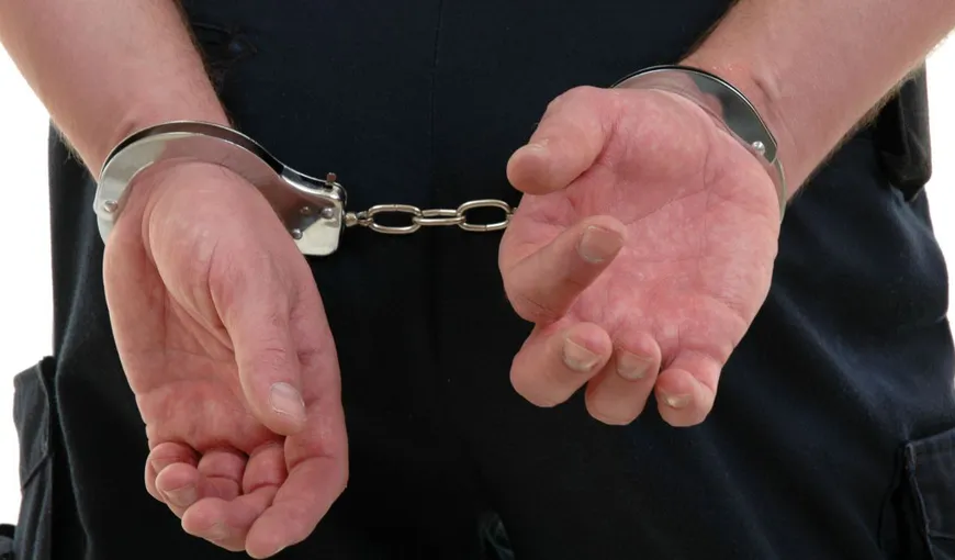 Doi poliţişti din Capitală au fost reţinuţi pentru luare de mită şi trafic de influenţă