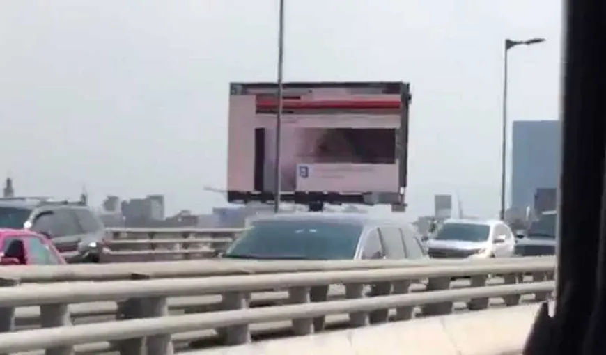 Un ecran publicitar instalat pe o autostradă din Mexic a difuzat imagini porno