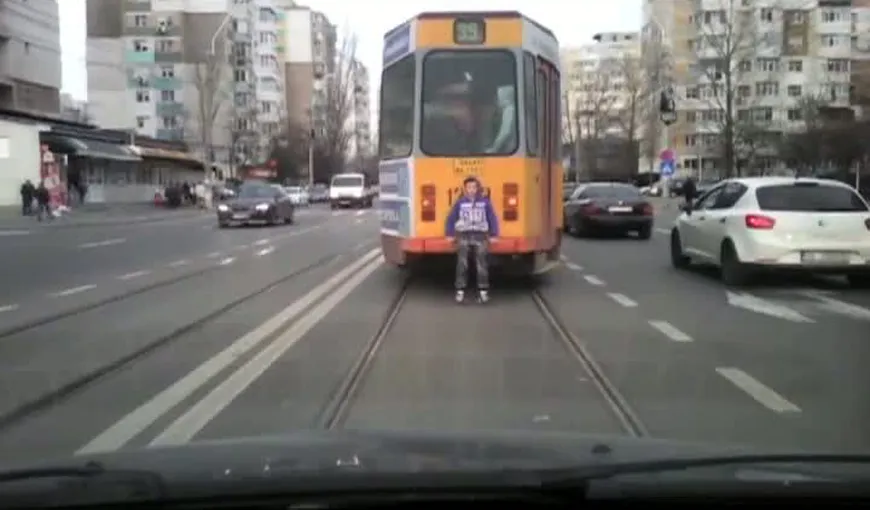 Imagini şocante cu un copil agăţat de tramvai în centrul Galaţiului VIDEO