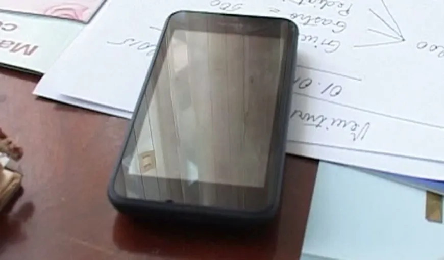 Hoţ de telefoane, surprins în acţiune de camerele de supraveghere dintr-un mall din Bucureşti VIDEO