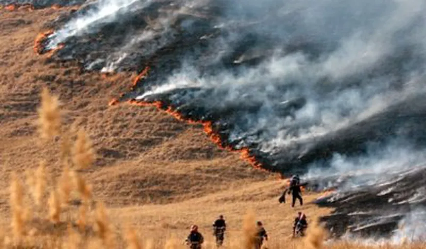 Incendiu de proporţii în apropiere de Vulcanii Noroioşi. 450 de hectare au fost cuprinse de flăcări