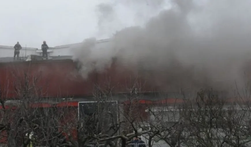 Incendiul de la fabrica de mezeluri din Bacău, lichidat după o intervenţie de 18 ore