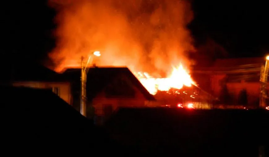 Trei case au fost mistuite de flăcări la Mediaş. O femeie a făcut atac de panică VIDEO