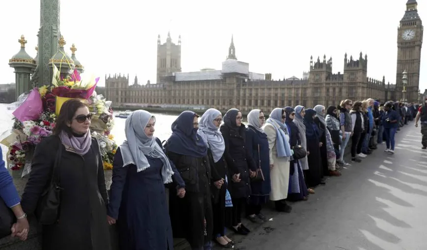 Lanţ uman, în amintirea victimelor atentatului din Londra