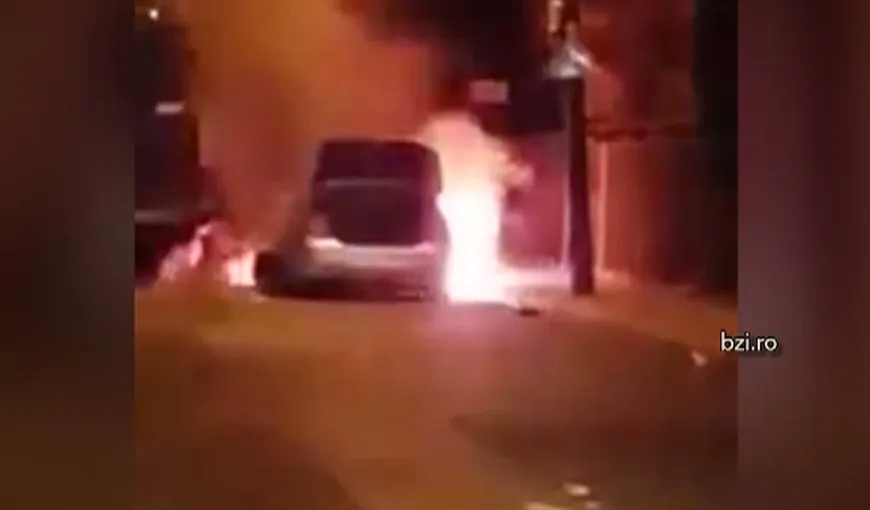 O maşină a fost cuprinsă de flăcări în Iaşi VIDEO