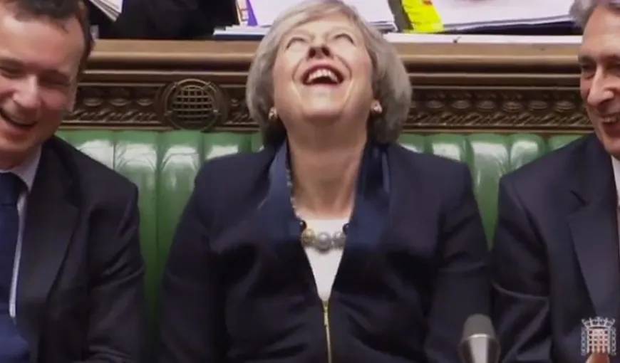 Theresa May face senzaţie. Premierul britanic râde cu lacrimi în … Parlament VIDEO
