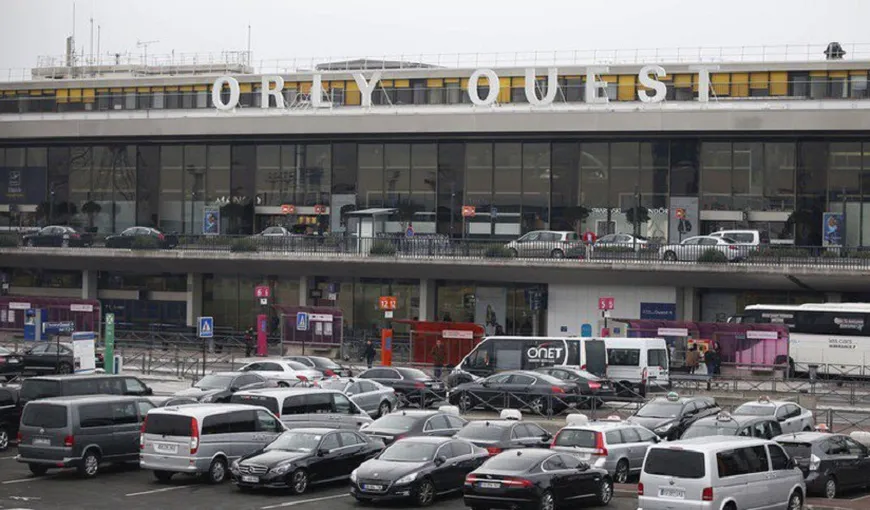 Panică pe aeroportul Orly din Paris. Un bărbat a fost împuşcat de poliţie. Aeroportul a fost evacuat