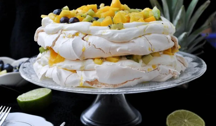 Prăjitură Pavlova cu citrice şi mango
