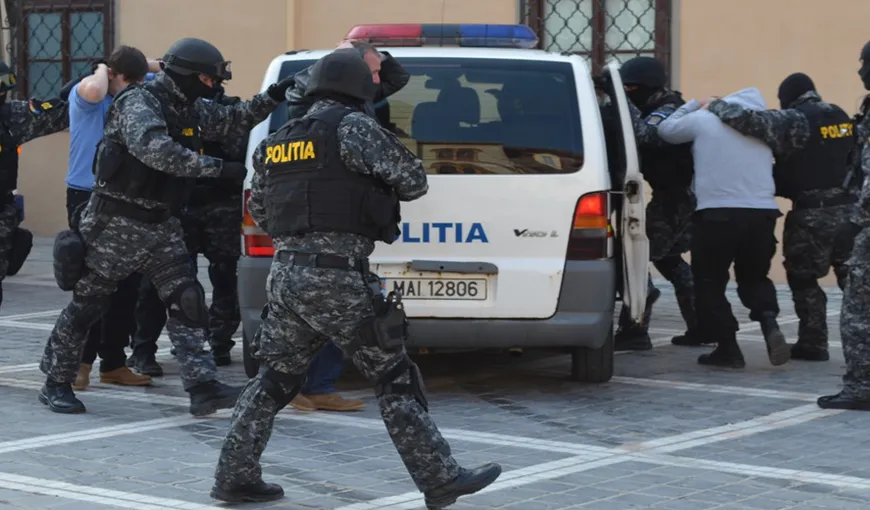 Percheziţii la traficanţii de droguri din Oradea. Poliţiştii au confiscat 205 pastile de ecstasy şi peste 600 de grame de cannabis