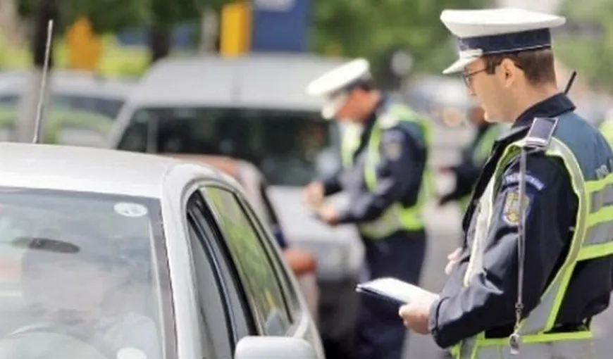 Controale ale poliţiei la transportatorii de persoane: 4.600 de vehicule verificate, 2.200 de amenzi şi permise reţinute