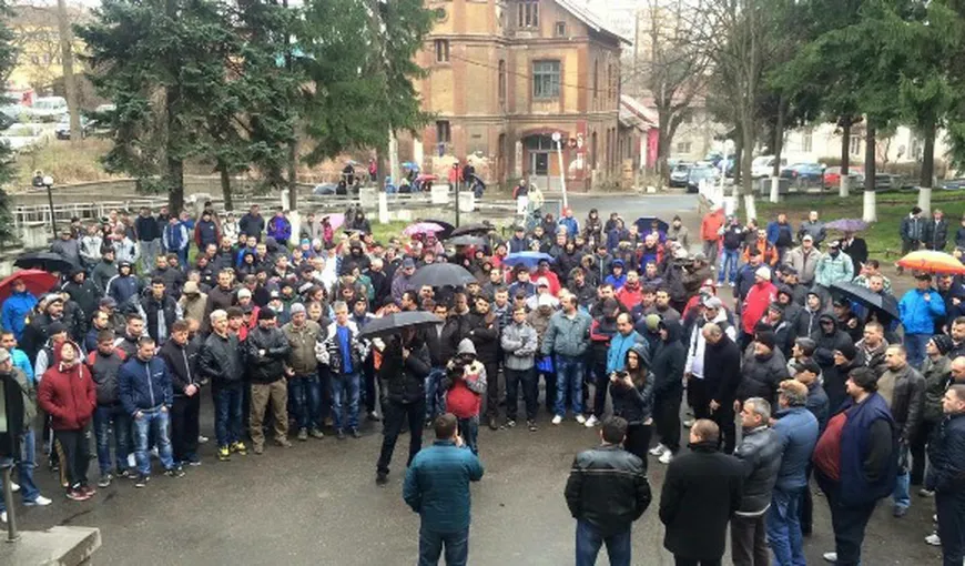 120 de angajaţi ai firmei de pază de la Complexul Energetic Hunedoara au declanşat un protest spontan