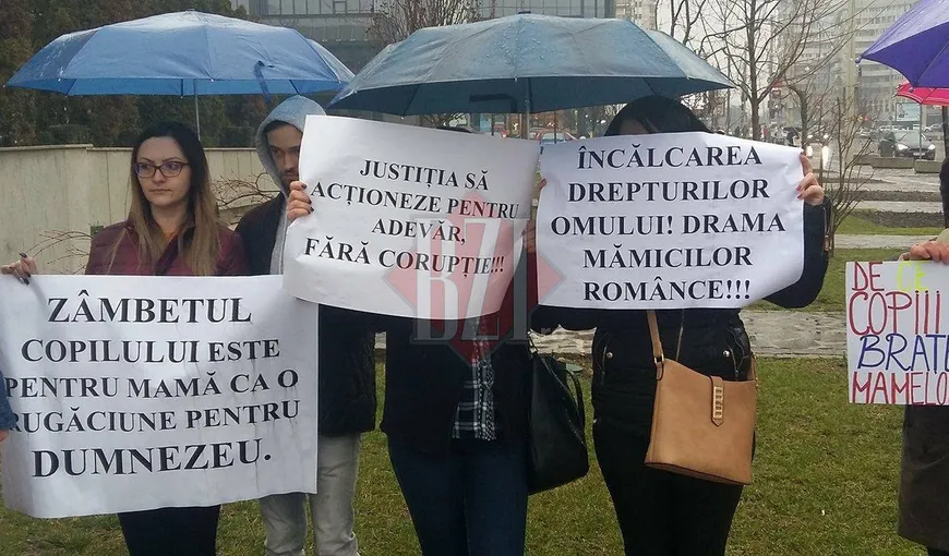 Protest la Iaşi pentru ca două mame, acuzate de răpire internaţională, să nu îşi piardă copiii