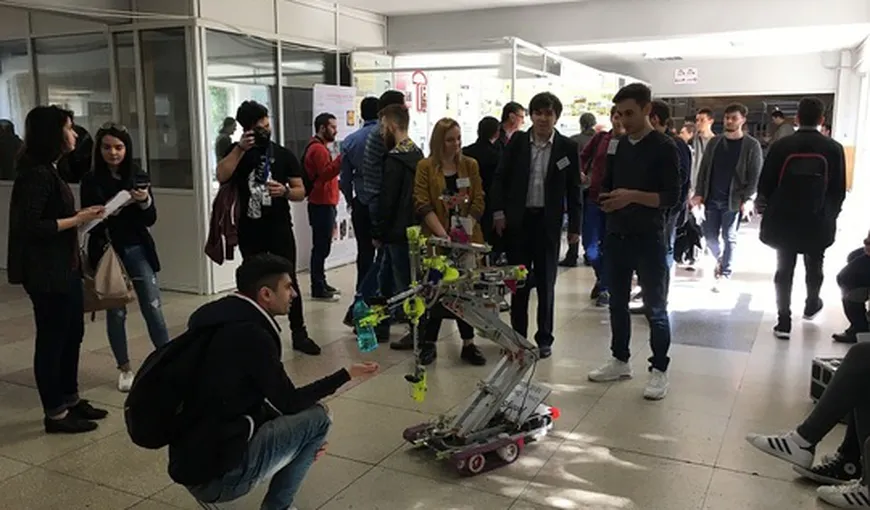 Invenţie revoluţionară a unor studenţi români. Au construit robotul care găteşte şi face curăţenie VIDEO