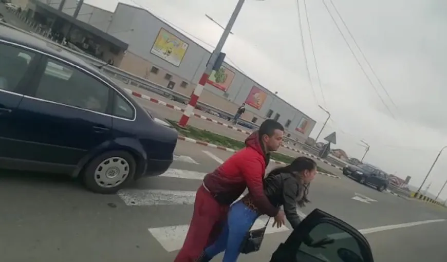 Scandal în plină stradă, în Gorj. Oameni bătuţi după ce au sărit să apere o tânără agresată de soţ VIDEO